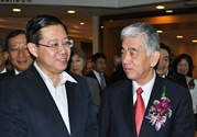 渡邉康＿東レ　ペナン州首相と談笑する日覺社長（中央）[1].jpg